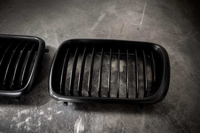 E36 (96-99) Matte Black Kidney Grille Set - 51138195151, 51138195152