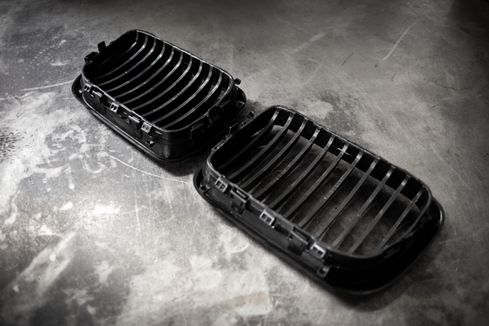 E36 (96-99) Matte Black Kidney Grille Set - 51138195151, 51138195152